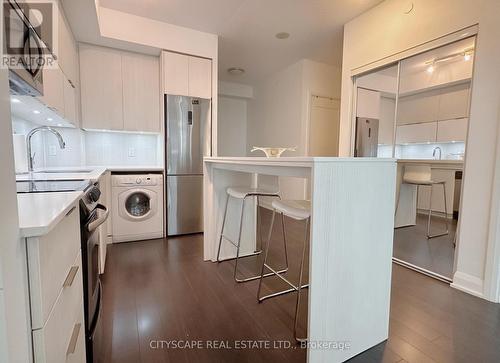 506 - 56 Annie Craig Drive, Toronto W06, ON - Indoor Photo Showing Kitchen