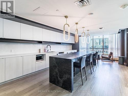 1205 - 4065 Confederation Parkway, Mississauga, ON - Indoor Photo Showing Kitchen