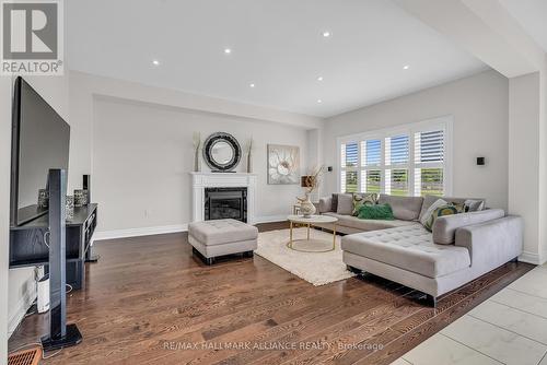 7 Stonesthrow Crescent, Uxbridge, ON - Indoor Photo Showing Living Room With Fireplace