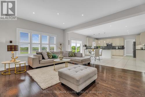 7 Stonesthrow Crescent, Uxbridge, ON - Indoor Photo Showing Living Room