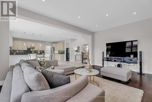 7 Stonesthrow Crescent, Uxbridge, ON - Indoor Photo Showing Living Room