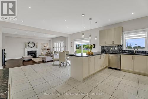 7 Stonesthrow Crescent, Uxbridge, ON - Indoor Photo Showing Kitchen