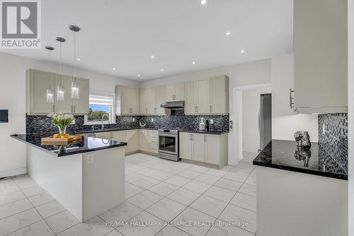 7 Stonesthrow Crescent, Uxbridge, ON - Indoor Photo Showing Kitchen With Upgraded Kitchen