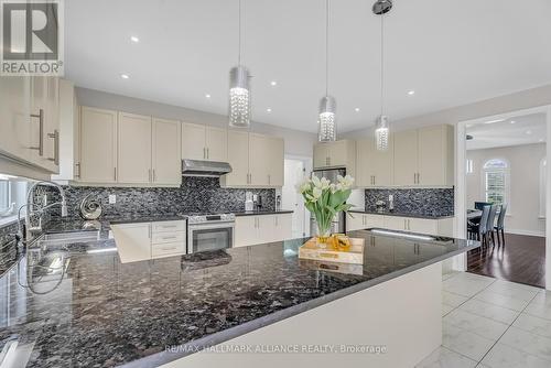 7 Stonesthrow Crescent, Uxbridge, ON - Indoor Photo Showing Kitchen With Upgraded Kitchen