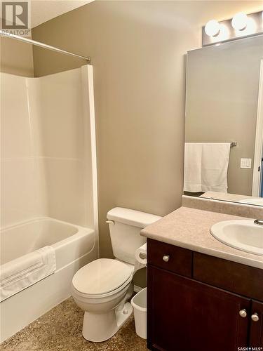 202E 1300 Stockton Street N, Regina, SK - Indoor Photo Showing Bathroom