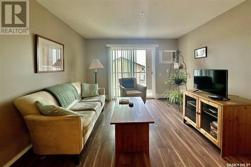 202E 1300 Stockton Street N, Regina, SK - Indoor Photo Showing Living Room