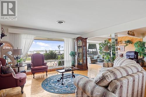 8280 Riverside Drive East, Windsor, ON - Indoor Photo Showing Living Room