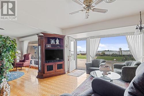 8280 Riverside Drive East, Windsor, ON - Indoor Photo Showing Living Room