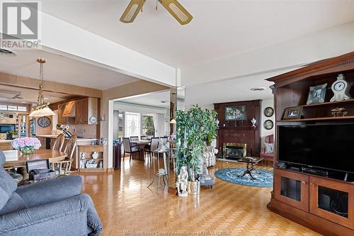 8280 Riverside Drive East, Windsor, ON - Indoor Photo Showing Living Room