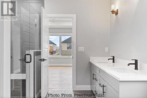 135 Valencia Drive, Chatham, ON - Indoor Photo Showing Bathroom