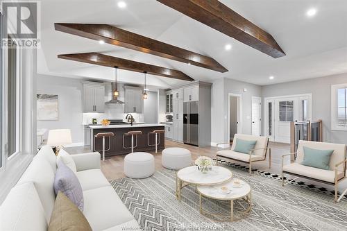 135 Valencia Drive, Chatham, ON - Indoor Photo Showing Living Room