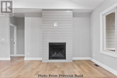 135 Valencia Drive, Chatham, ON - Indoor Photo Showing Living Room With Fireplace