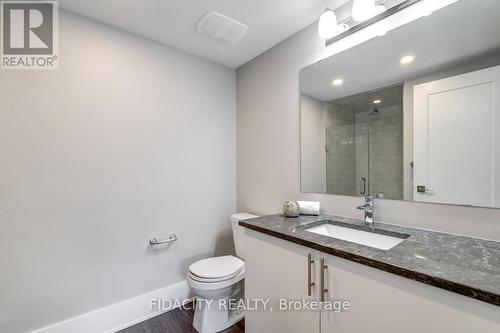 528 Ozawa, Ottawa, ON - Indoor Photo Showing Bathroom