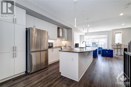 528 Ozawa Private, Ottawa, ON - Indoor Photo Showing Kitchen With Upgraded Kitchen