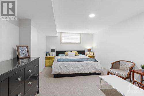 647 Brookwood Circle, Ottawa, ON - Indoor Photo Showing Bedroom