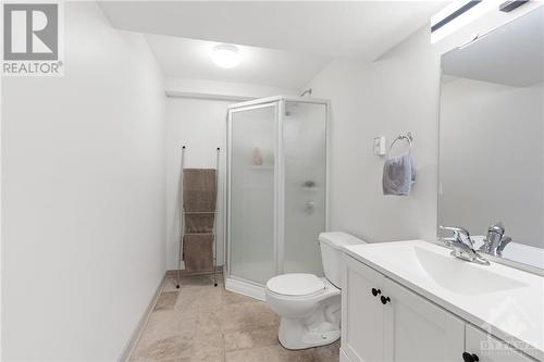 647 Brookwood Circle, Ottawa, ON - Indoor Photo Showing Bathroom