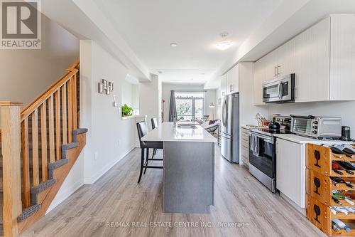 33 - 590 North Service Road, Hamilton, ON - Indoor Photo Showing Kitchen With Upgraded Kitchen