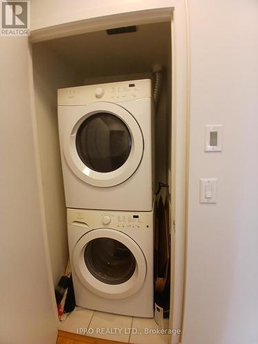 1007 - 360 Square One Drive, Mississauga, ON - Indoor Photo Showing Laundry Room