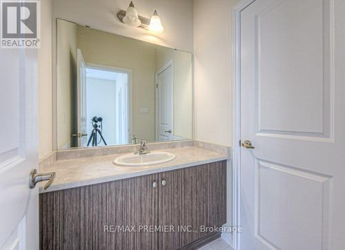 1352 Almonte Drive, Burlington, ON - Indoor Photo Showing Bathroom