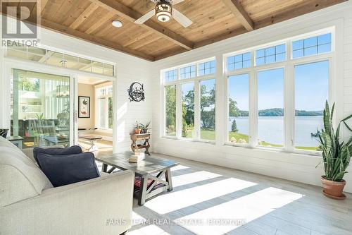 8698 Highway 12, Orillia, ON - Indoor Photo Showing Living Room