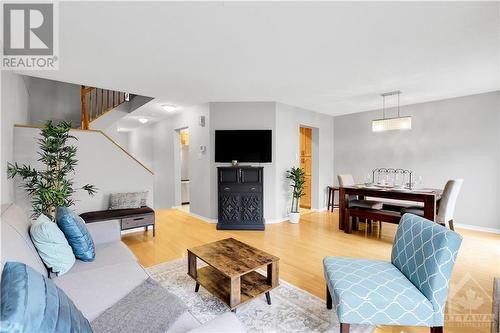 24 Meadowbreeze Drive, Ottawa, ON - Indoor Photo Showing Living Room