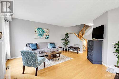 24 Meadowbreeze Drive, Ottawa, ON - Indoor Photo Showing Living Room