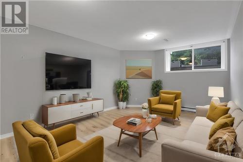 24 Meadowbreeze Drive, Ottawa, ON - Indoor Photo Showing Living Room