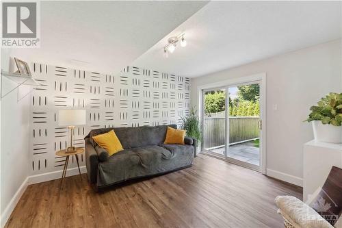 6927 Du Bois Avenue, Ottawa, ON - Indoor Photo Showing Living Room