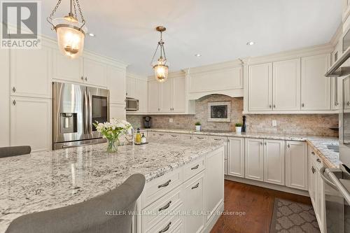 2334 Carpenters Circle, Oakville, ON - Indoor Photo Showing Kitchen With Upgraded Kitchen