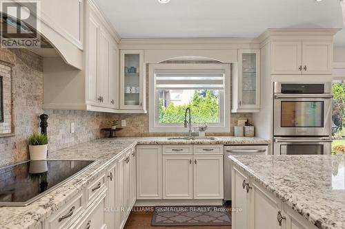 2334 Carpenters Circle, Oakville, ON - Indoor Photo Showing Kitchen With Upgraded Kitchen