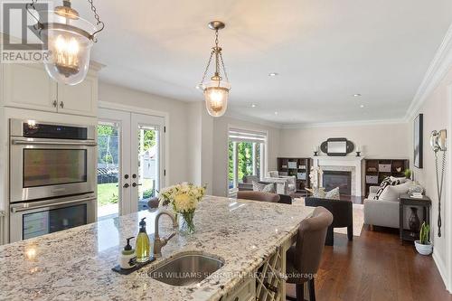 2334 Carpenters Circle, Oakville, ON - Indoor Photo Showing Kitchen With Upgraded Kitchen