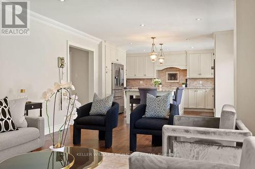 2334 Carpenters Circle, Oakville, ON - Indoor Photo Showing Living Room