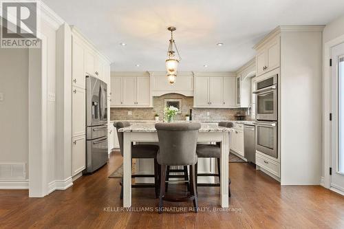 2334 Carpenters Circle, Oakville, ON - Indoor Photo Showing Kitchen With Upgraded Kitchen