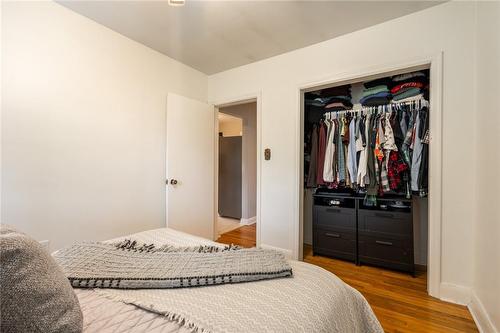 276 Bowman Street, Hamilton, ON - Indoor Photo Showing Bedroom
