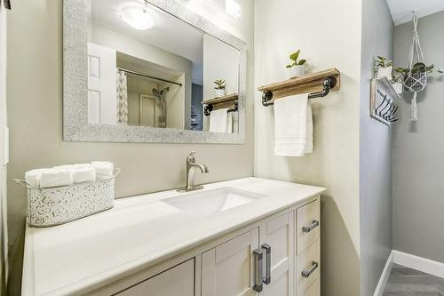 2438 Malcolm Crescent, Burlington, ON - Indoor Photo Showing Bathroom