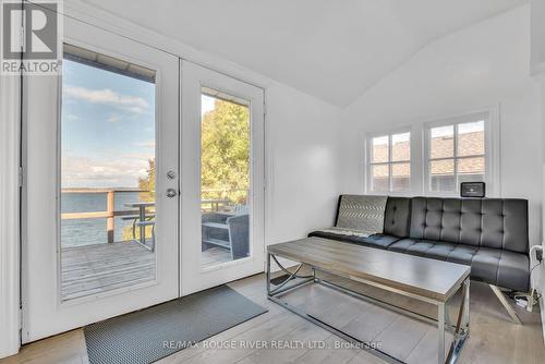 5482 Lakeshore Road, Hamilton Township, ON - Indoor Photo Showing Living Room