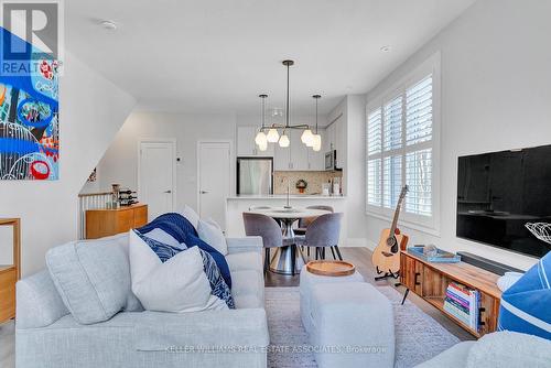 518 - 657 Cricklewood Drive, Mississauga, ON - Indoor Photo Showing Living Room