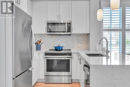 518 - 657 Cricklewood Drive, Mississauga, ON - Indoor Photo Showing Kitchen With Double Sink With Upgraded Kitchen