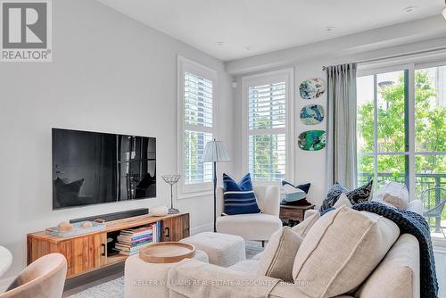 518 - 657 Cricklewood Drive, Mississauga, ON - Indoor Photo Showing Living Room