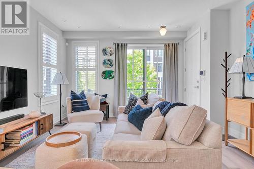 518 - 657 Cricklewood Drive, Mississauga, ON - Indoor Photo Showing Living Room