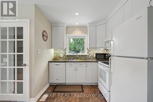224 Irving Place, London, ON - Indoor Photo Showing Kitchen