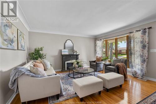 1022 Westchester Drive, Windsor, ON - Indoor Photo Showing Living Room