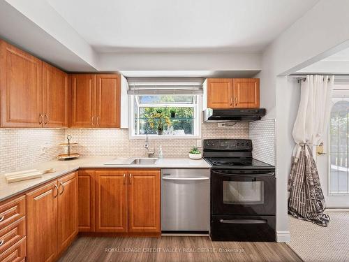 18 Terra Cotta Cres, Brampton, ON - Indoor Photo Showing Kitchen