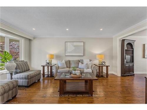 32 Parkview Pl, Brampton, ON - Indoor Photo Showing Living Room