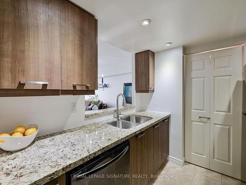 411-1001 Cedarglen Gate, Mississauga, ON - Indoor Photo Showing Kitchen With Double Sink
