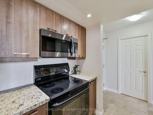 411-1001 Cedarglen Gate, Mississauga, ON - Indoor Photo Showing Kitchen