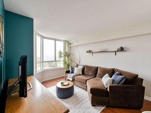 411-1001 Cedarglen Gate, Mississauga, ON - Indoor Photo Showing Living Room