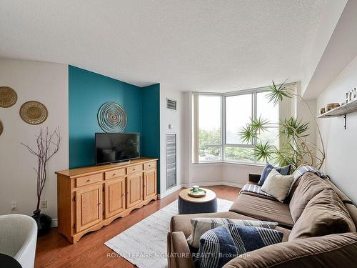 411-1001 Cedarglen Gate, Mississauga, ON - Indoor Photo Showing Living Room