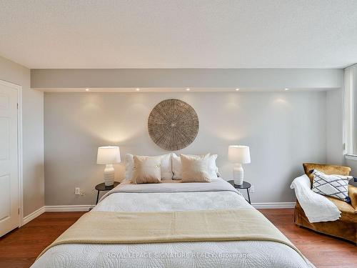 411-1001 Cedarglen Gate, Mississauga, ON - Indoor Photo Showing Bedroom