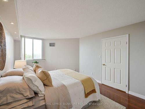 411-1001 Cedarglen Gate, Mississauga, ON - Indoor Photo Showing Bedroom